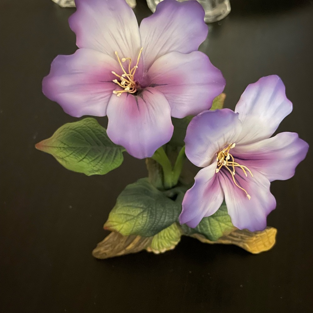 Beautiful Pansy porcelain sculpture - Picture 2 of 6
